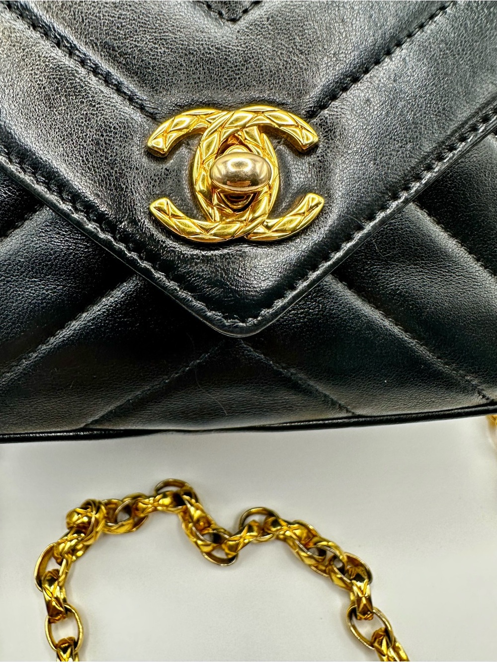 CHANEL Vintage Black Quilted Leather Crossbody with 24K Gold CC and Tassel - Picture 2 of 13